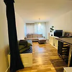 Workation, Centre, 4-5 Persons 3-4 Nights Best Offer, Nature Park Metro 1Min , 15 Min Palac Kultury, Balcony, Quiet, Easy Parking Chroniony