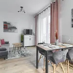 M&R Apartament Airport&Business Wynalazek - Fast Wi-Fi - Underground Garage - Self Check-In - Netflix - 6 Min From Chopin Airport