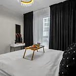 Airport Apartment - Private Terrace & Parking - By Rentujemy