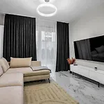 Airport Apartment - Private Terrace & Parking - By Rentujemy