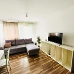 Workation, Centre, 4-5 Persons 3-4 Nights Best Offer, Nature Park Metro 1Min , 15 Min Palac Kultury, Balcony, Quiet, Easy Parking Chroniony
