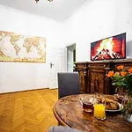 Apartment With Antique Furniture In The Old Town, Metro