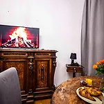 Apartment With Antique Furniture In The Old Town, Metro