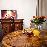 Apartment With Antique Furniture In The Old Town, Metro