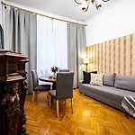 Apartment With Antique Furniture In The Old Town, Metro