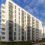 M&R Apartament Airport&Business Wynalazek - Fast Wi-Fi - Underground Garage - Self Check-In - Netflix - 6 Min From Chopin Airport