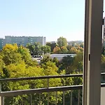 Uroczy Apartament Z Bezplatnych Parkingiem