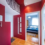 Hoza Str Apt. Great Location. Close To Everything.