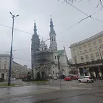 City Center Apartment Near Public Swimming Pool