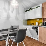 Park Mirowski Yellow Studio