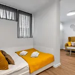 Park Mirowski Yellow Studio