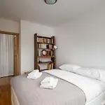 Metro Plocka Comfort Apartment