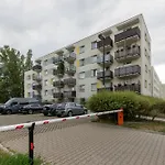 Urban Wings - Airport Apartment With Parking & Balcony By Renters