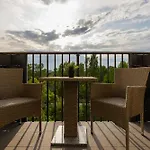 Urban Wings - Airport Apartment With Parking & Balcony By Renters
