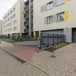 Urban Wings - Airport Apartment With Parking & Balcony By Renters