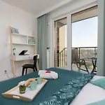 Praga Apartment With Parking By Noclegi Renters