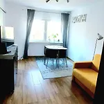 Przytulne Mieszkanie Obok Metra W Pieknej Okolicy