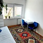 Przytulne Mieszkanie Obok Metra W Pieknej Okolicy