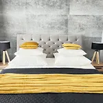 Wola Tower Deluxe Separate Bedroom With Free Garage - By Perfect Apart