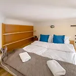 Specious Studio With Entresol In City Center Wwa18