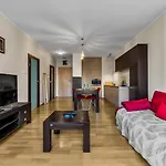 Metro Raclawicka Red Apartment