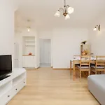 Spacious Fabryczna Apartment Near Warsaw City Centre By Noclegi Renters