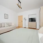 Spacious Apartment For 6 People Near The Old Town By Noclegi Renters