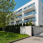 Boutiq Park Elegant Apartment With Parking By Renters