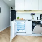 Batorego Grey - Stacja Metra 300M - Bezplatny Parking