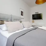 Beautiful & Modern Apartment Near The City Center By Noclegi Renters