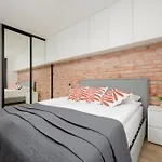 Industrial Apartment With Parking Fort Wola By Noclegi Renters