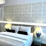Luxury Apartments Mondrian Market Square III