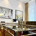 Luxury Apartments Mondrian Market Square III