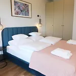 Falcon Apartment 5 Metro Sgh
