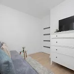 Komfortowy Apartament W Warszawie Z Dwiema Sypialniami Blisko Rzeki By Rent Like Home