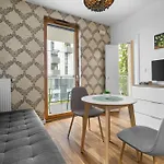 Wola Apartment By Esteum Host