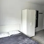 Quiet Apartment Near The Park, Metro, Centre, Wi-Fi - By Hik Apartments