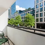 Oomph Warsaw Central Apartment