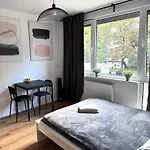Quiet Apartment Near The Park, Metro, Centre, Wi-Fi - By Hik Apartments