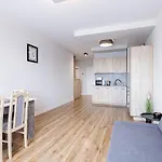 Fajny Apartament Z Parkingiem, Obok Metra.