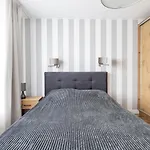 Fajny Apartament Z Parkingiem, Obok Metra.
