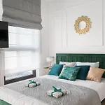 Urban Gem With Private Parking, Balcony At Metro Station, Only 10 Min To City Centre