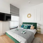 Urban Gem With Private Parking, Balcony At Metro Station, Only 10 Min To City Centre