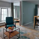 Metro Dzialdowska - Spacious Studio