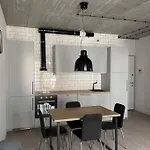 Comfy Apartment By Airport!