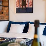 Chic Apartment In Historic Koneser Area
