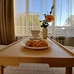 Downtown Elegant & Sunny Apartment Near Metro Central Station