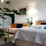 Downtown Elegant & Sunny Apartment Near Metro Central Station