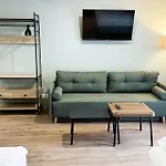 Green Apartment With Balcony - Free Parking