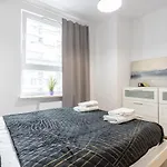 Urban Chic - Rondo Onz - Luxury Warsaw Stays - 2 Bedrooms - Pereca Street